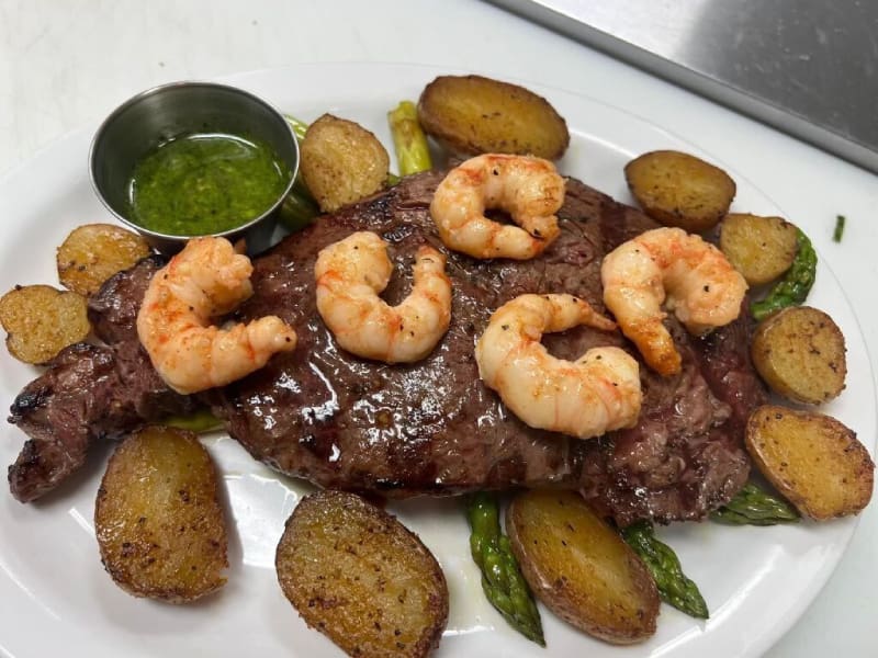 A plate of food with shrimp and asparagus.